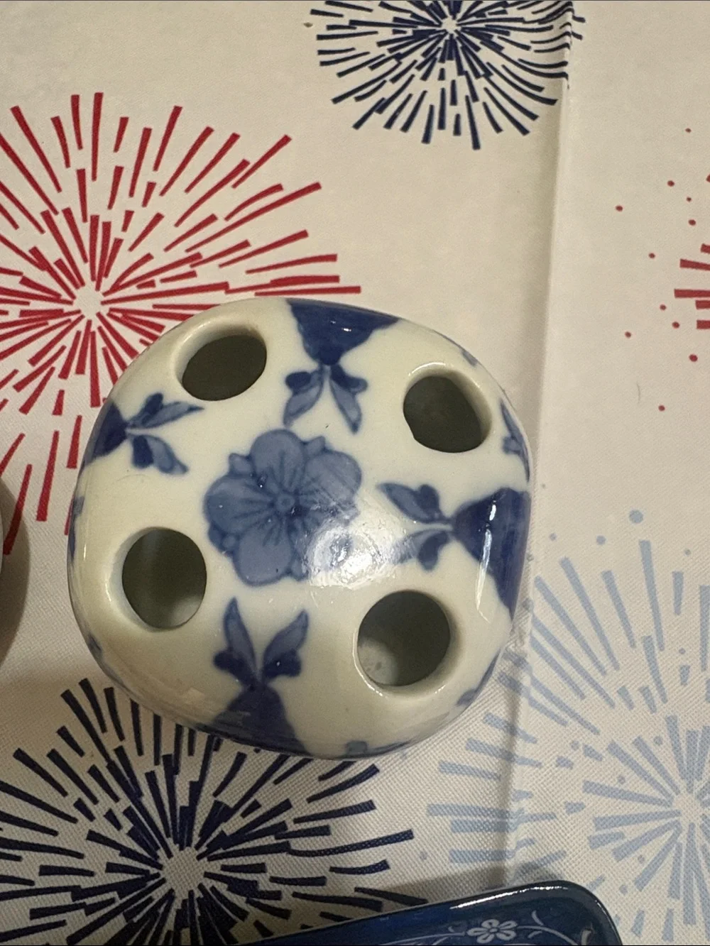 VARIOUS BLUE AND WHITE BATHROOM ACCESSORIES